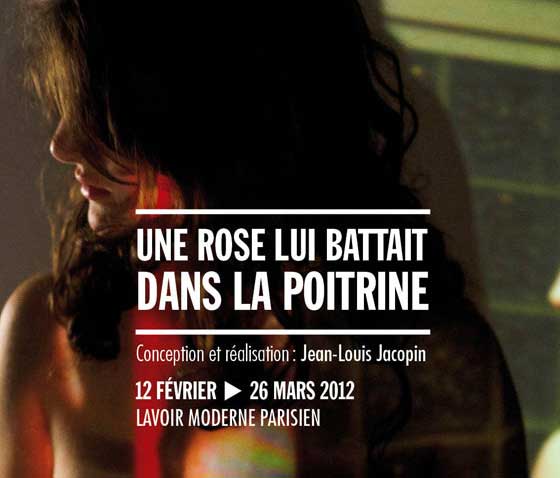 Une rose lui battait dans la poitrine