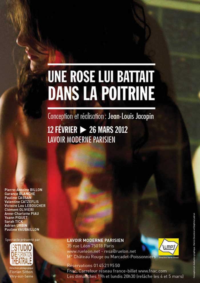 Une rose lui battait dans la poitrine